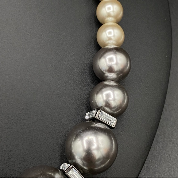 Chunky Graduated Faux Pearl Beaded Necklace in Cream and Gunmetal Grey Rolo - Picture 4 of 11